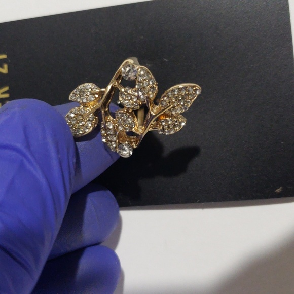 2/$30 Forever 21 Gold Tone Leaf Design Statement Ring w/ Rhinestones - Jewelry - Picture 4 of 8